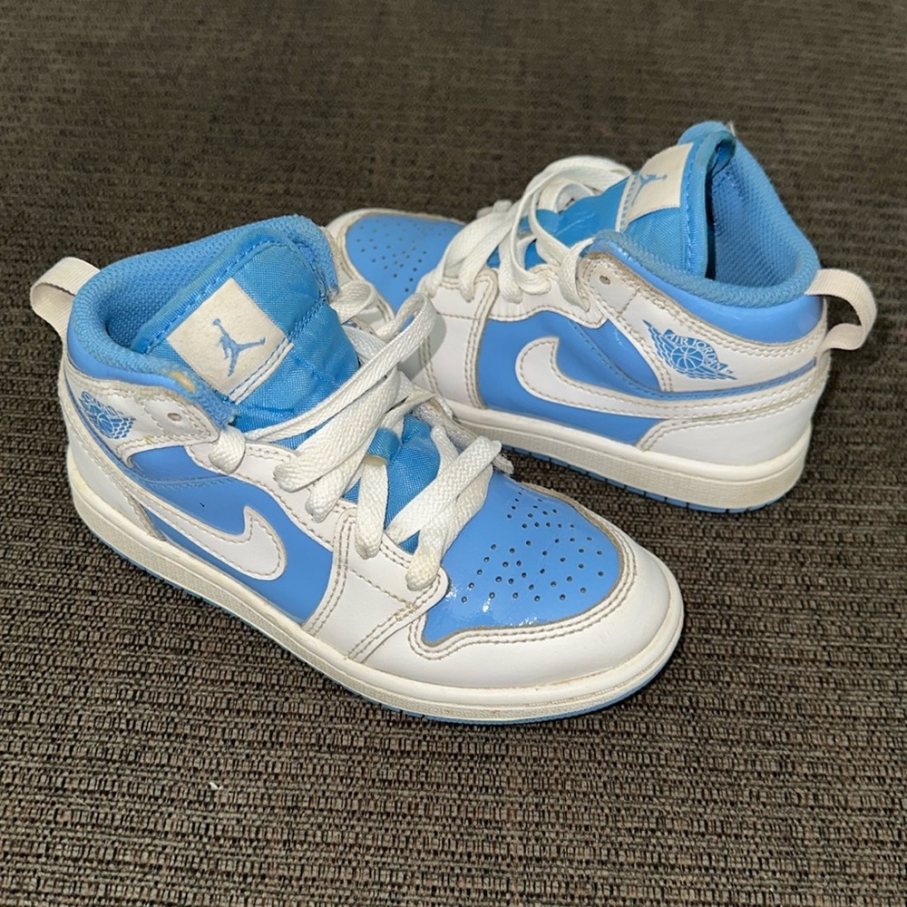 Jordan 1 Mid SE little kids Shoes